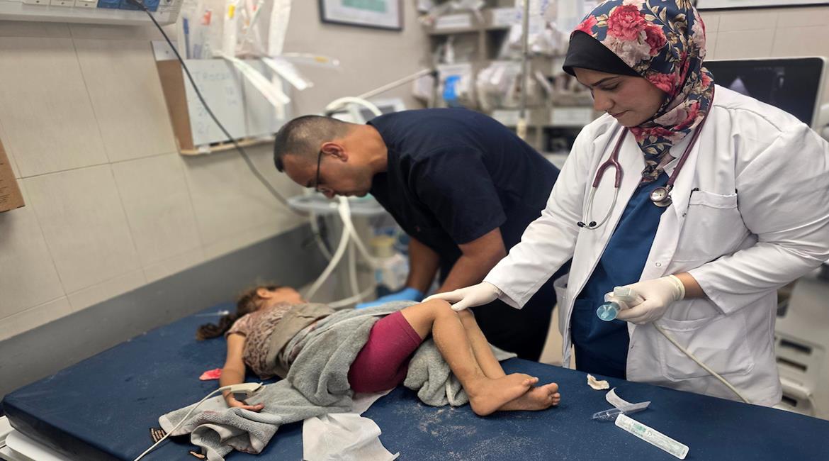 مسعفون ينقلون شهيد وأربعة جرحى، بينهم طفلة وسيدة حامل، إلى مجمع ناصر الطبي بعد قصف إسرائيلي استهدف مركبة مدنية شمال غرب مدينة خان يونس